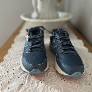 Women’s New Balance 410.